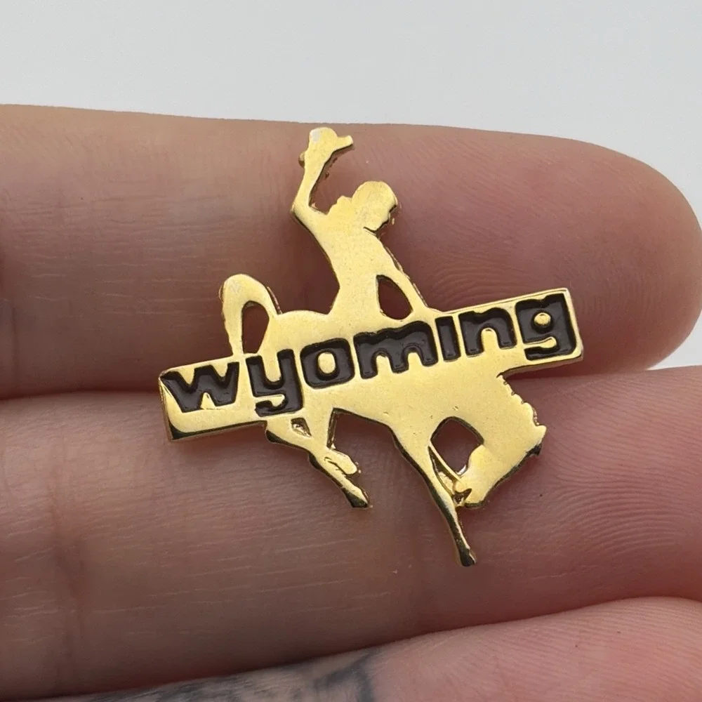Wyoming Horse Bucking Bronco Rodeo Gold Tone USA Lapel Hat Pin